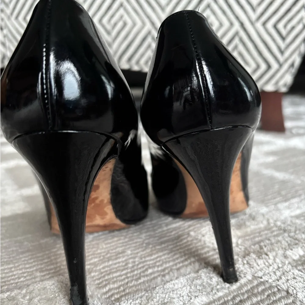 Oscar de la Renta Black Patent Leather Pumps